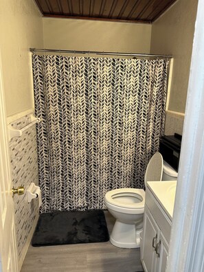 Bathroom - Stylish 2BR w/ Private Screened Lanai & Coffee Bar (Lake Wales)