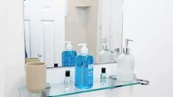 Douche, serviettes fournies, papier toilette