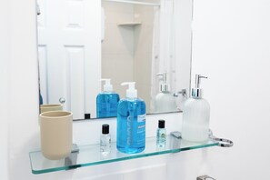 Shower, towels, toilet paper - Bayview Aparthotel by Guestz (Morecambe)