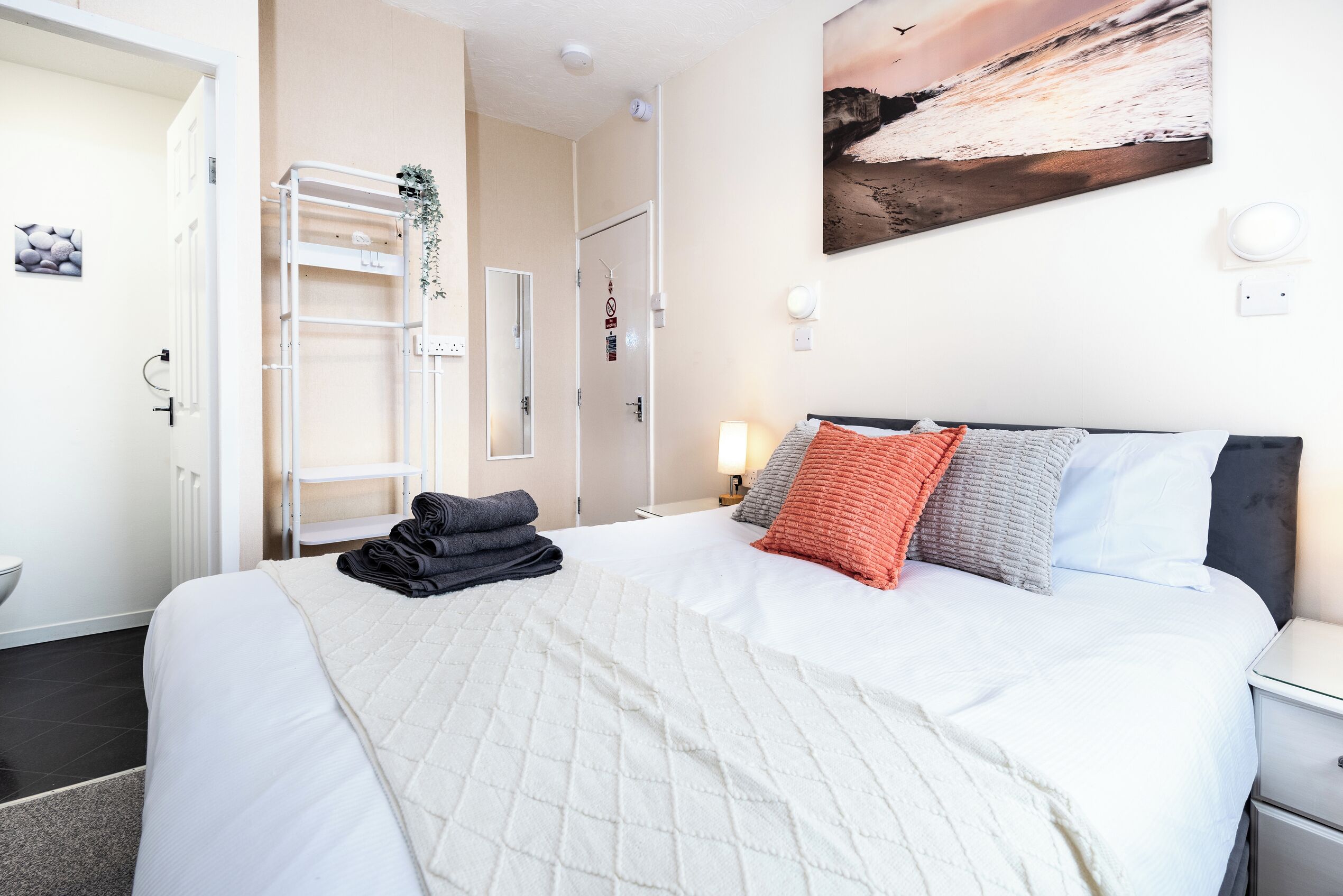 1 bedroom, bed sheets