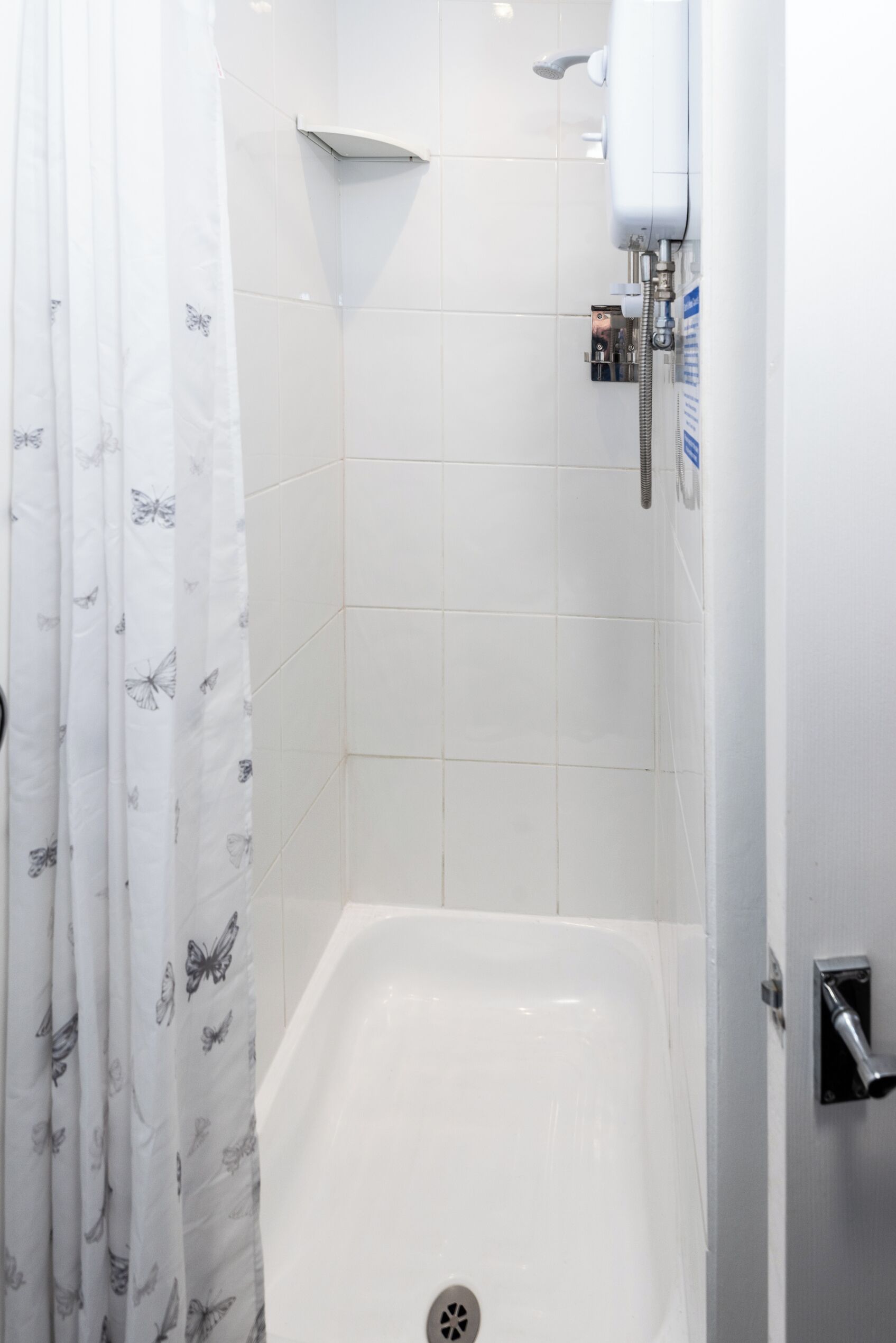 Douche, serviettes fournies, papier toilette