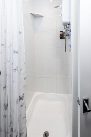 Shower, towels, toilet paper - Bayview Aparthotel by Guestz (Morecambe)