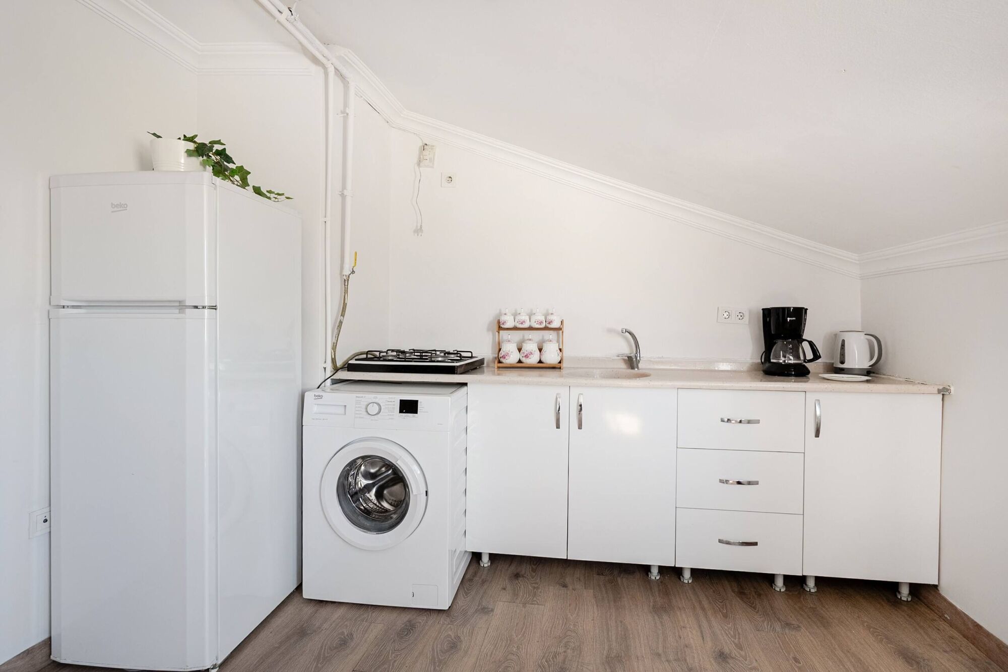 Coffee/tea maker, fridge, microwave, stovetop