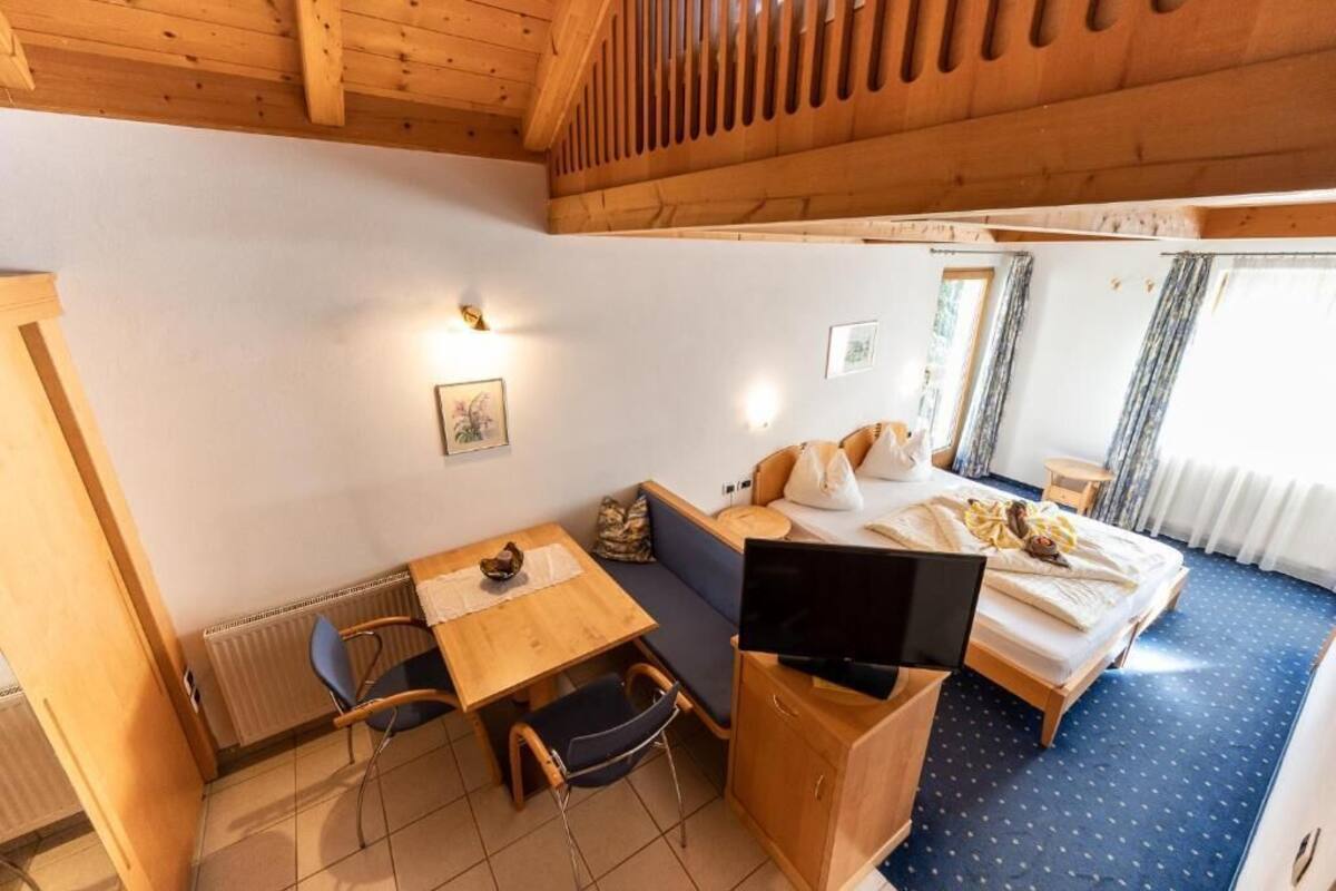 Chambre Familiale, balcon, vue cour intérieure | Coffres-forts dans les chambres, bureau, rideaux occultants