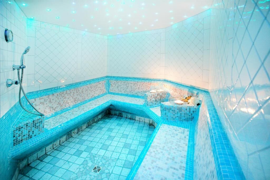 Sauna seca, banheira de hidromassagem, sauna a vapor