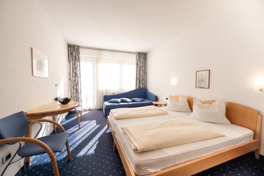 Zimmersafe, Schreibtisch, Verdunkelungsvorhänge, schallisolierte Zimmer