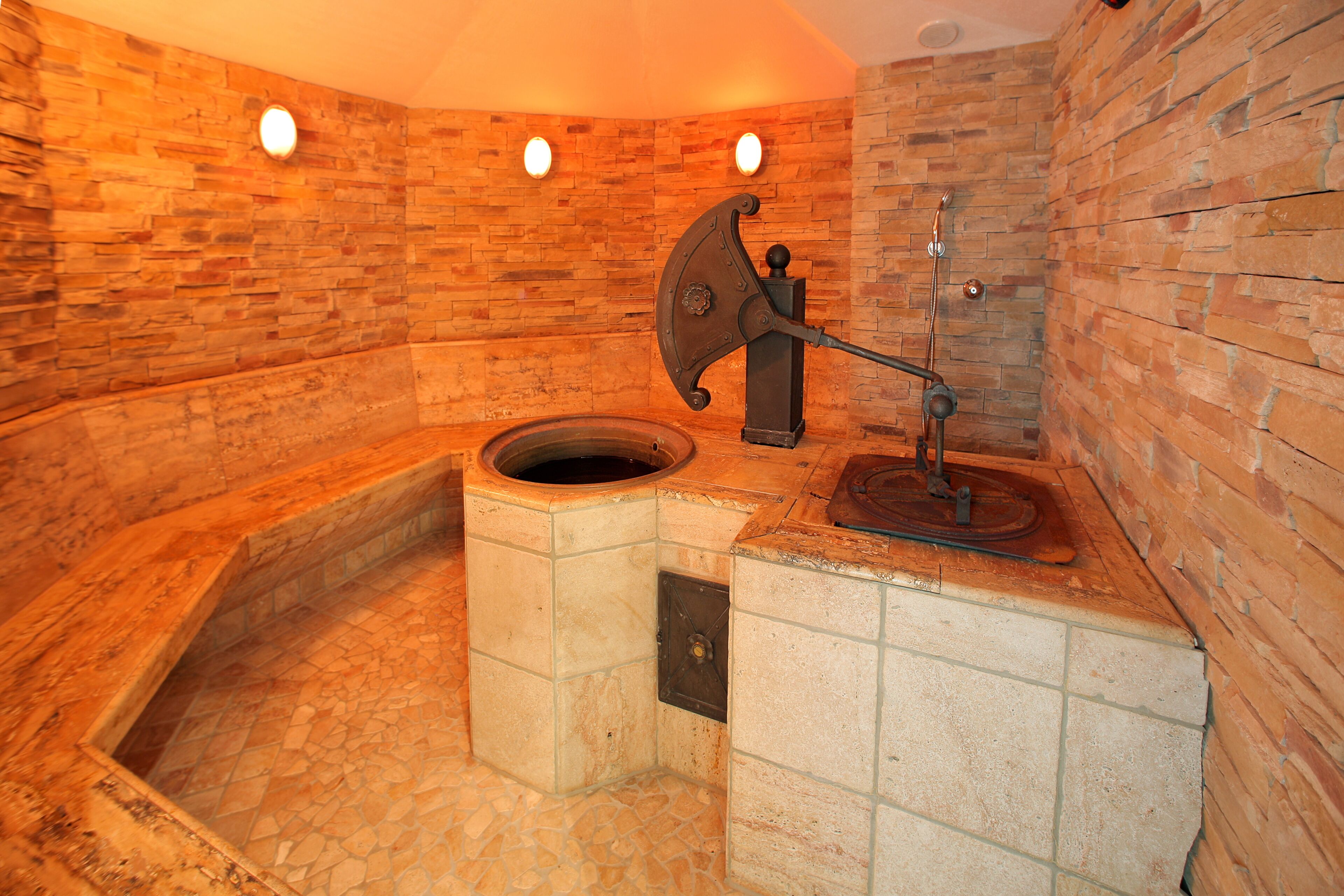 Un sauna, una bañera de hidromasaje, baño turco
