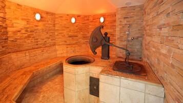 Un sauna, una bañera de hidromasaje, baño turco