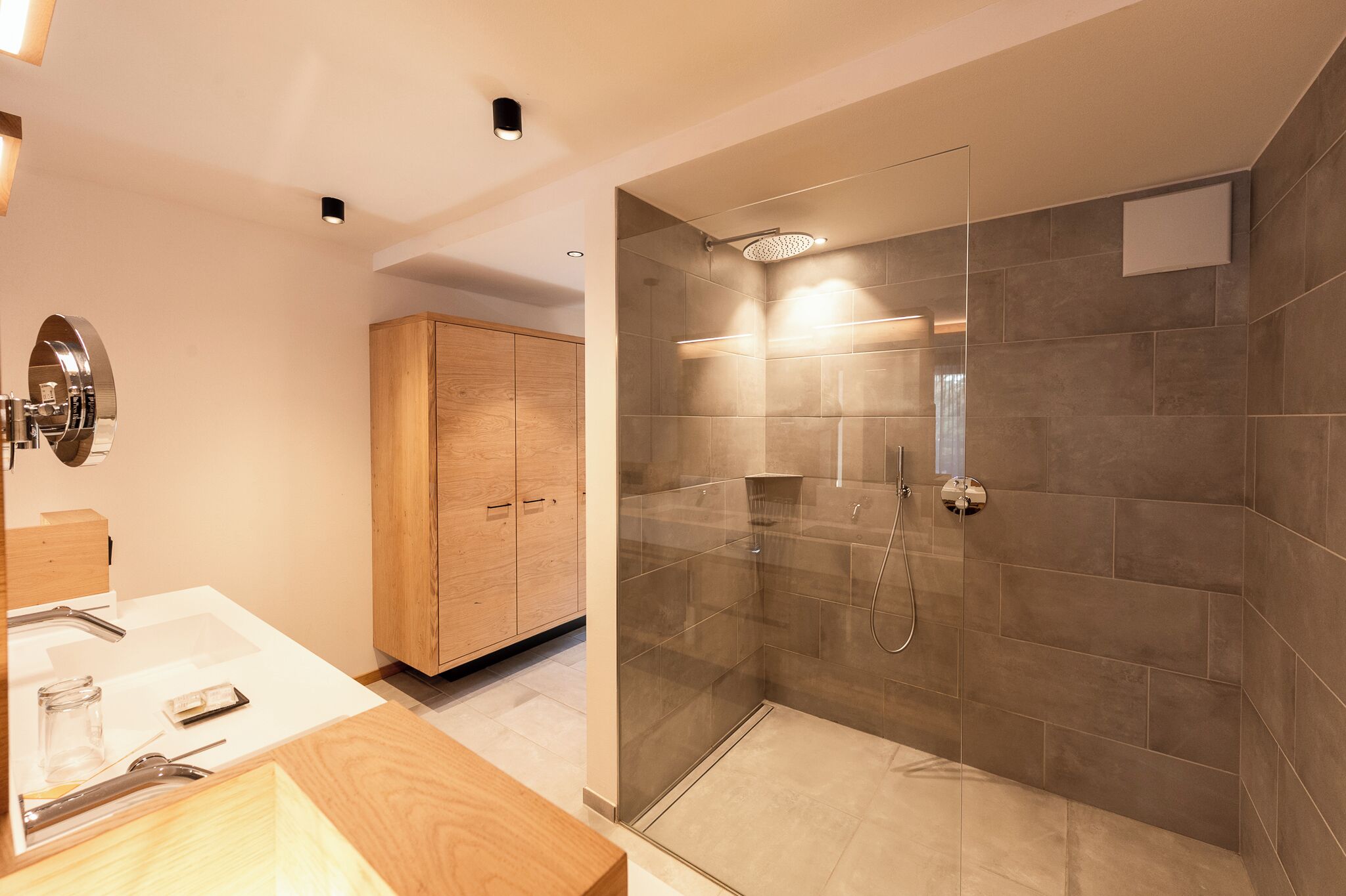 Luxury-Suite, Balkon, Blick auf den Innenhof | Badezimmer | Dusche, Haartrockner, Hausschuhe, Handtücher