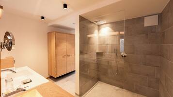Luxury-Suite, Balkon, Blick auf den Innenhof | Badezimmer | Dusche, Haartrockner, Hausschuhe, Handtücher