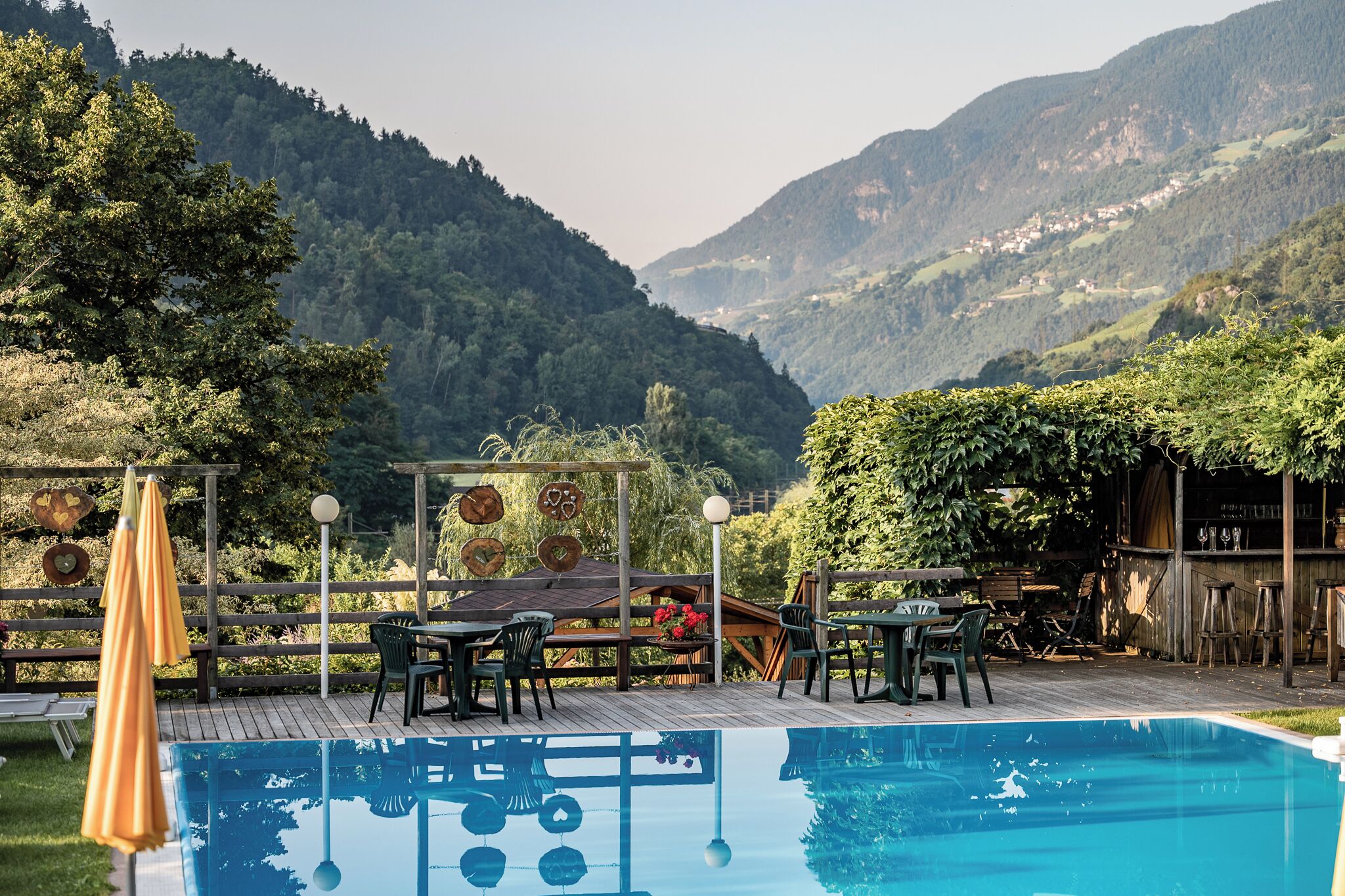 Innenpool, Außenpool (je nach Saison geöffnet), Sonnenschirme