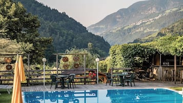 Innenpool, Außenpool (je nach Saison geöffnet), Sonnenschirme