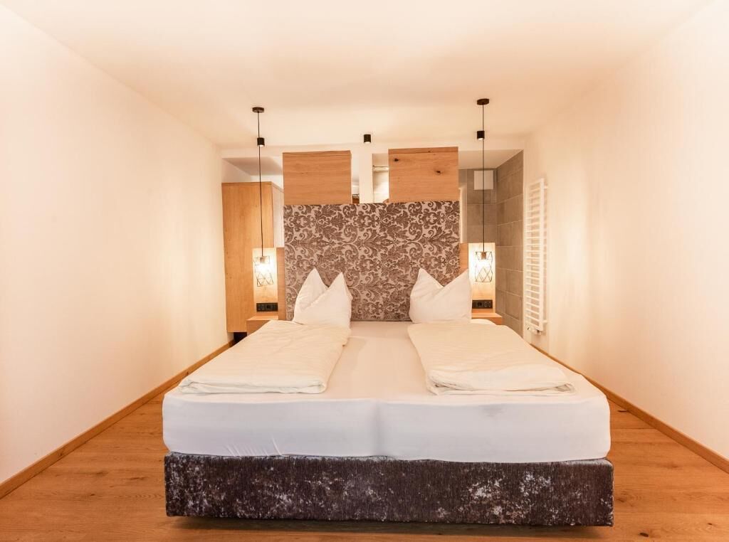 Luxury-Suite, Balkon, Blick auf den Innenhof | Zimmersafe, Schreibtisch, Verdunkelungsvorhänge, schallisolierte Zimmer
