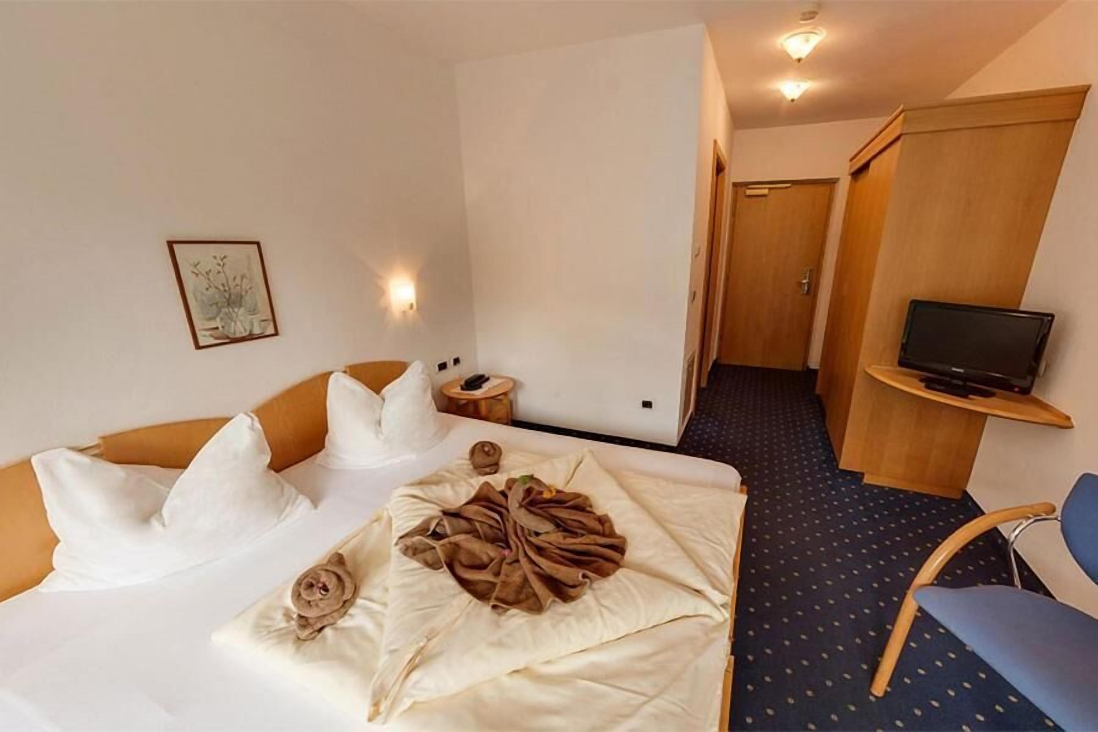 Classic Double Room, Balcony, Courtyard View | In-room safe, desk, blackout drapes, soundproofing
