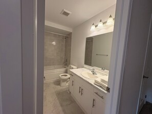 Dusche, Handtücher, Seife, Toilettenpapier