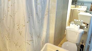 Haartrockner, Handtücher, Seife, Toilettenpapier