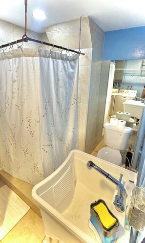 Haartrockner, Handtücher, Seife, Toilettenpapier