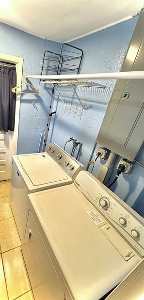 Haartrockner, Handtücher, Seife, Toilettenpapier