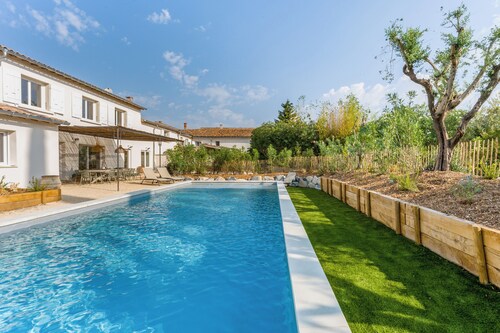 Mas Acquaviva, Air-Conditioned, Sleeps 10, Pool at "Domaine des Pourpiasses"
