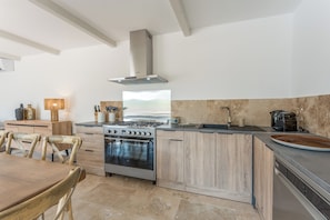 Private kitchen - Mas Acquaviva, Air-Conditioned, Sleeps 10, Pool at "Domaine des Pourpiasses" (Monteux)