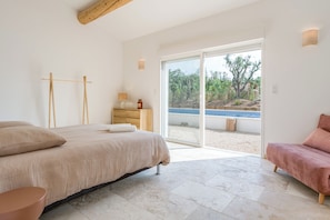 5 bedrooms, iron/ironing board, internet