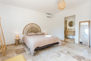 5 bedrooms, iron/ironing board, internet - Mas Acquaviva, Air-Conditioned, Sleeps 10, Pool at "Domaine des Pourpiasses" (Monteux)