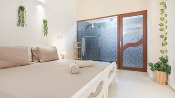 Tabla de planchar con plancha, wifi y ropa de cama