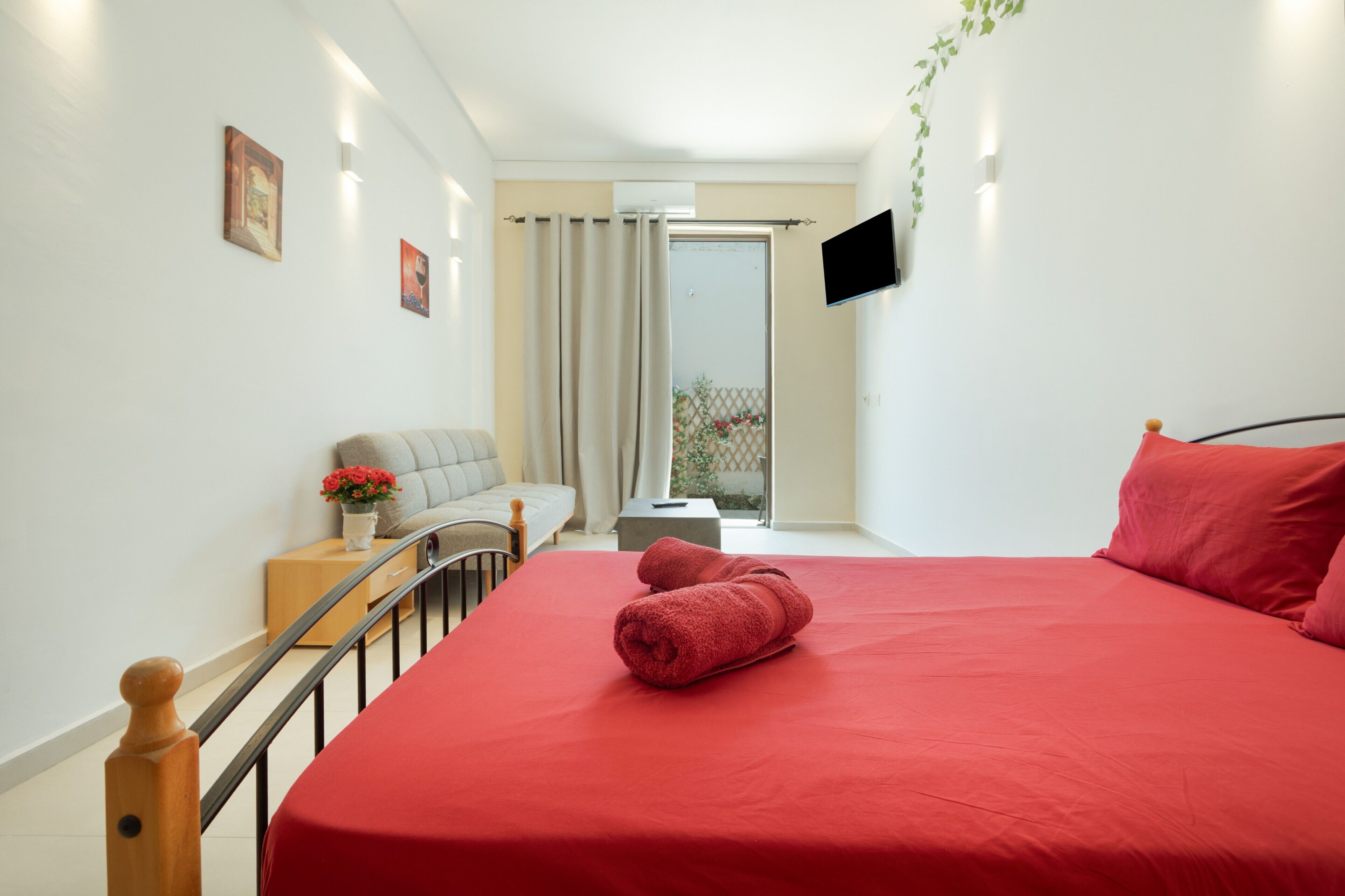 Tabla de planchar con plancha, wifi, ropa de cama