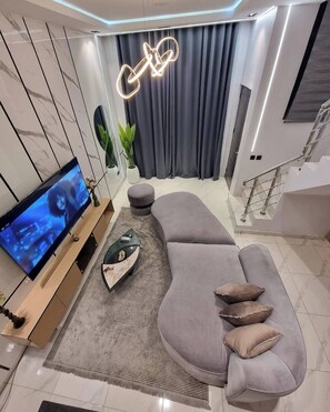 Deluxe appartement, balkon, uitzicht op stad | Woonruimte