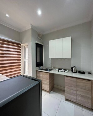 Deluxe Apartment, Balcony, City View | Private kitchen | Fridge, microwave, oven, stovetop - Poise And Class Apartment (Lagos)