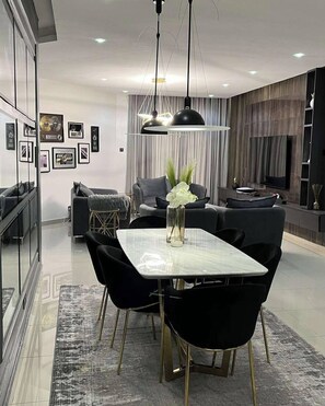Deluxe appartement, balkon, uitzicht op stad | Dineren