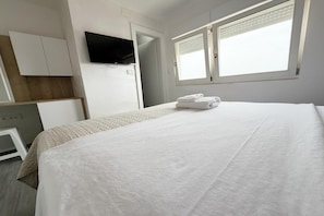 Travel cot, free WiFi - Coastal Escape for 2 in Sukošan (Sukošan)
