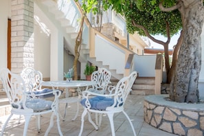 Outdoor dining - Cozy Apartment Near Pag Beaches (Povljana)