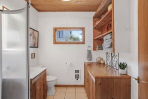 Haartrockner, Bidet, Handtücher, Seife