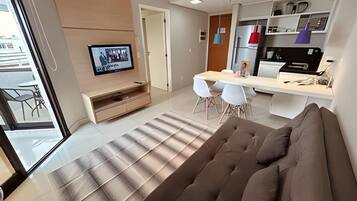 Departamento Deluxe, balcón, vista al mar | Área de sala de estar