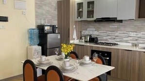 Una cocina moderna con comedor, equipada con refrigerador, microondas y estufa.