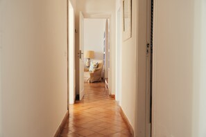 A hallway with a bed, a lamp, and a door. - Villa Angie by My Villa Collection (Positano)