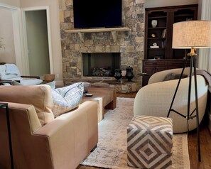 Smart TV, fireplace, table football - Newly designed rustic 4B McLemore, Lookout Mtn! fire pit, tennis & pickleball (Rising Fawn)