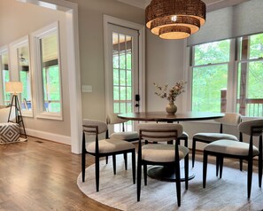 Dining - Newly designed rustic 4B McLemore, Lookout Mtn! fire pit, tennis & pickleball (Rising Fawn)