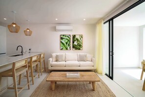 TV - New Stylish 2BR Villa, Walk to Beach! Pool (Lower Carlton)