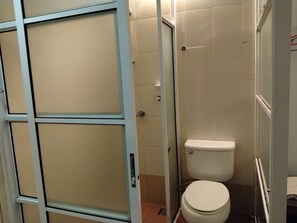 Habitación estándar doble, 1 cama de matrimonio | Baño