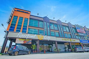 A multi-story building with various commercial establishments including a cafe and electronics stores. - Collection O Near Tanjung Batu Formerly 4orty Inn (Bintulu)