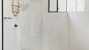 Shower - Runswick - a relaxed coastal escape (Horseshoe Bay)