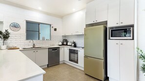 Frigorifero, microonde, forno, piano cottura