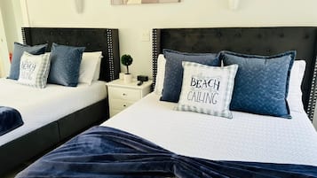 Schreibtisch, Bügeleisen/Bügelbrett, Reisekinderbett, WLAN