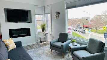 TV, fireplace