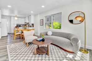 Una Smart TV, una chimenea, libros