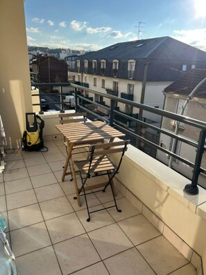 Outdoor dining - Marne and Magic (Noisy-le-Grand)