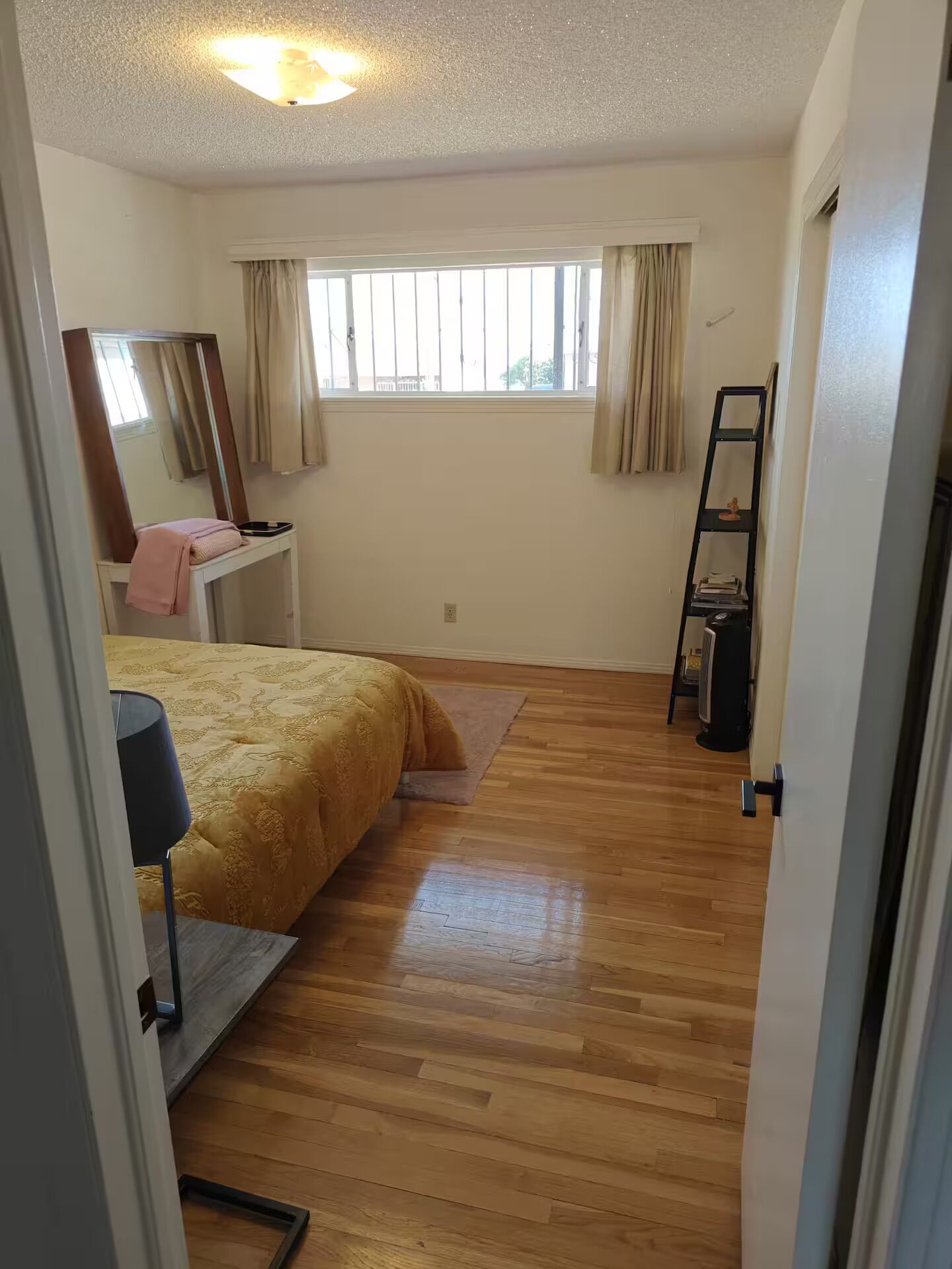 Desk, iron/ironing board, free WiFi, bed sheets