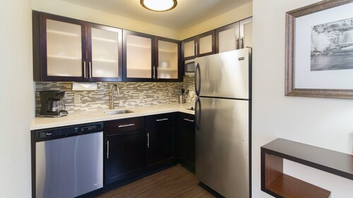 King Studio Suite w/ Free Breakfast, & Pool